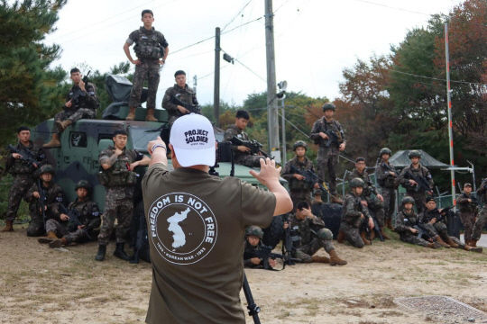 라미 현(본명 현효제) 사진작가는 비영리법인 '프로젝트-솔져' 차원에서 진행한 육군 제6사단 GOP 근무 장병 단체사진 촬영 당시 모습을 최근 페이스북에 공개했다.